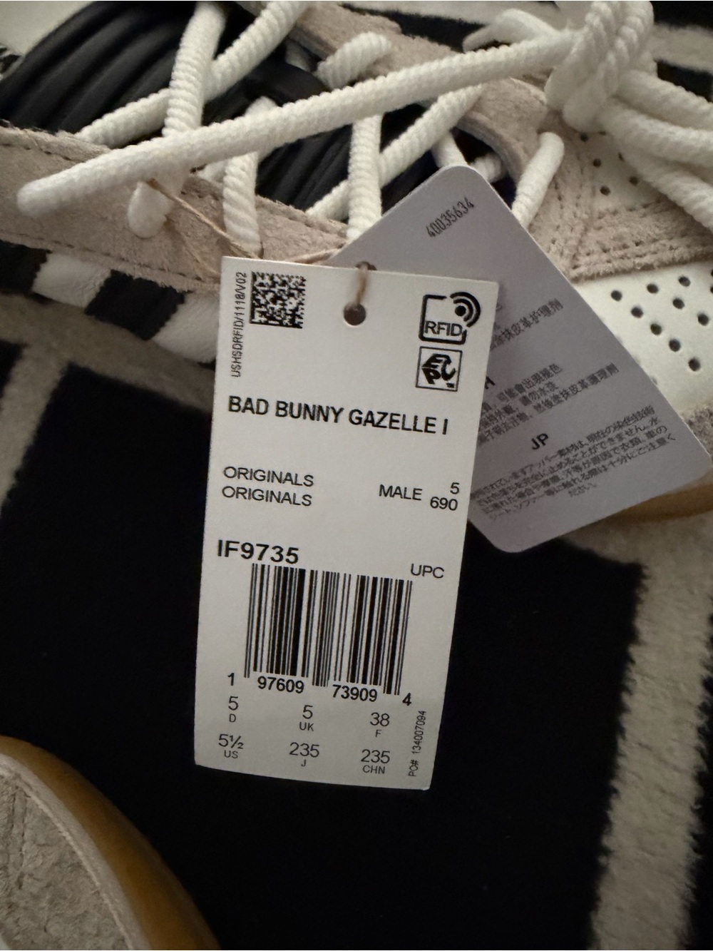NWT BAD BUNNY adidas Men’s White Black Gazelle Sneakers w/ Gum Sole Women’s 6.5 - Picture 5 of 7